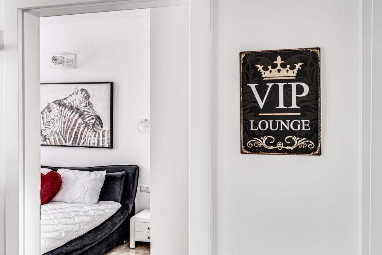 Ari Cinema Apartament With 2M Videoproiector Apartment Arad Bagian luar foto