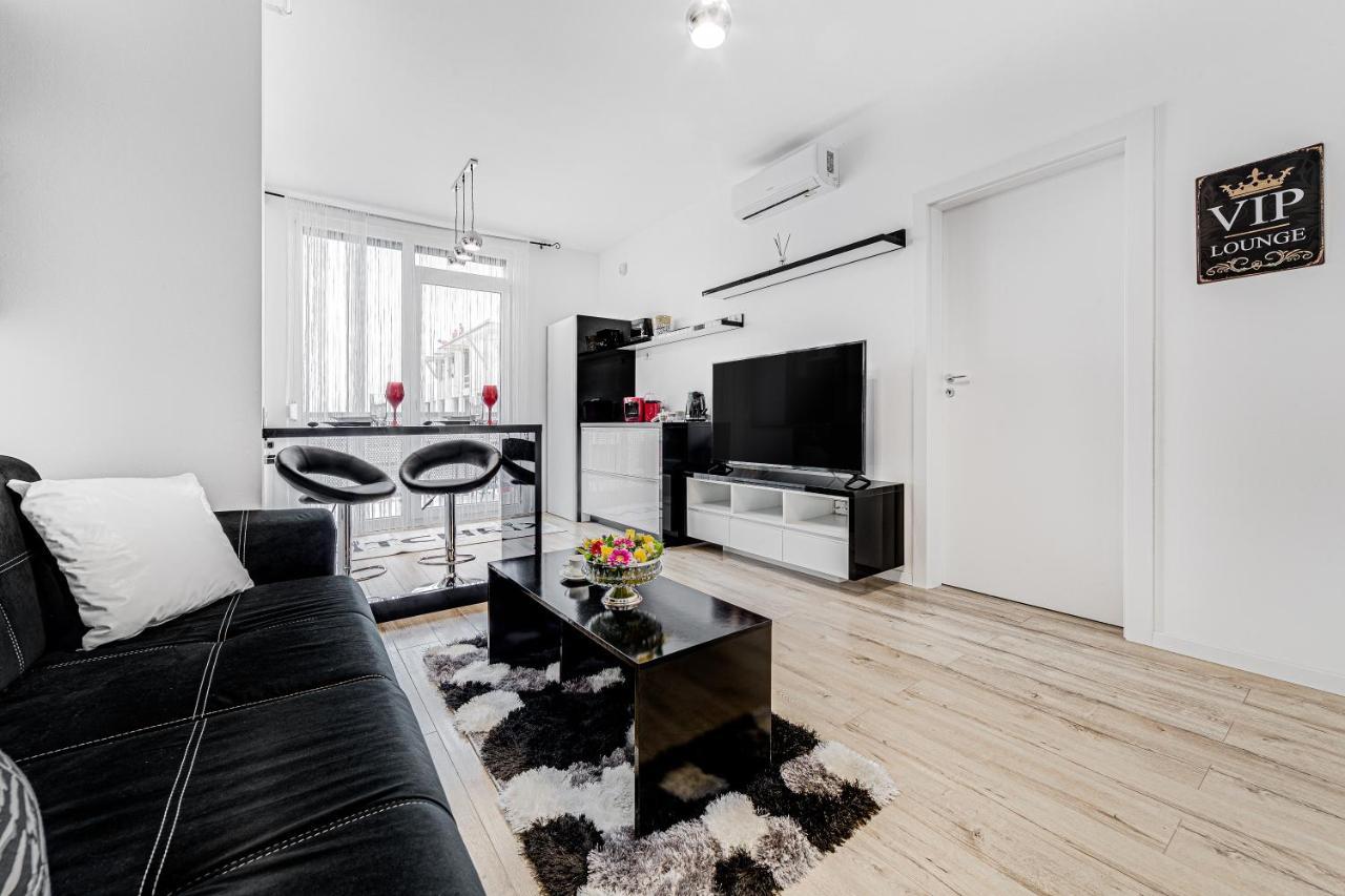 Ari Cinema Apartament With 2M Videoproiector Apartment Arad Bagian luar foto